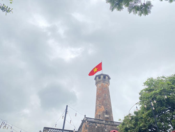 Đường phố Hà Nội rợp cờ hoa chào mừng lễ 30/4 và 1/5