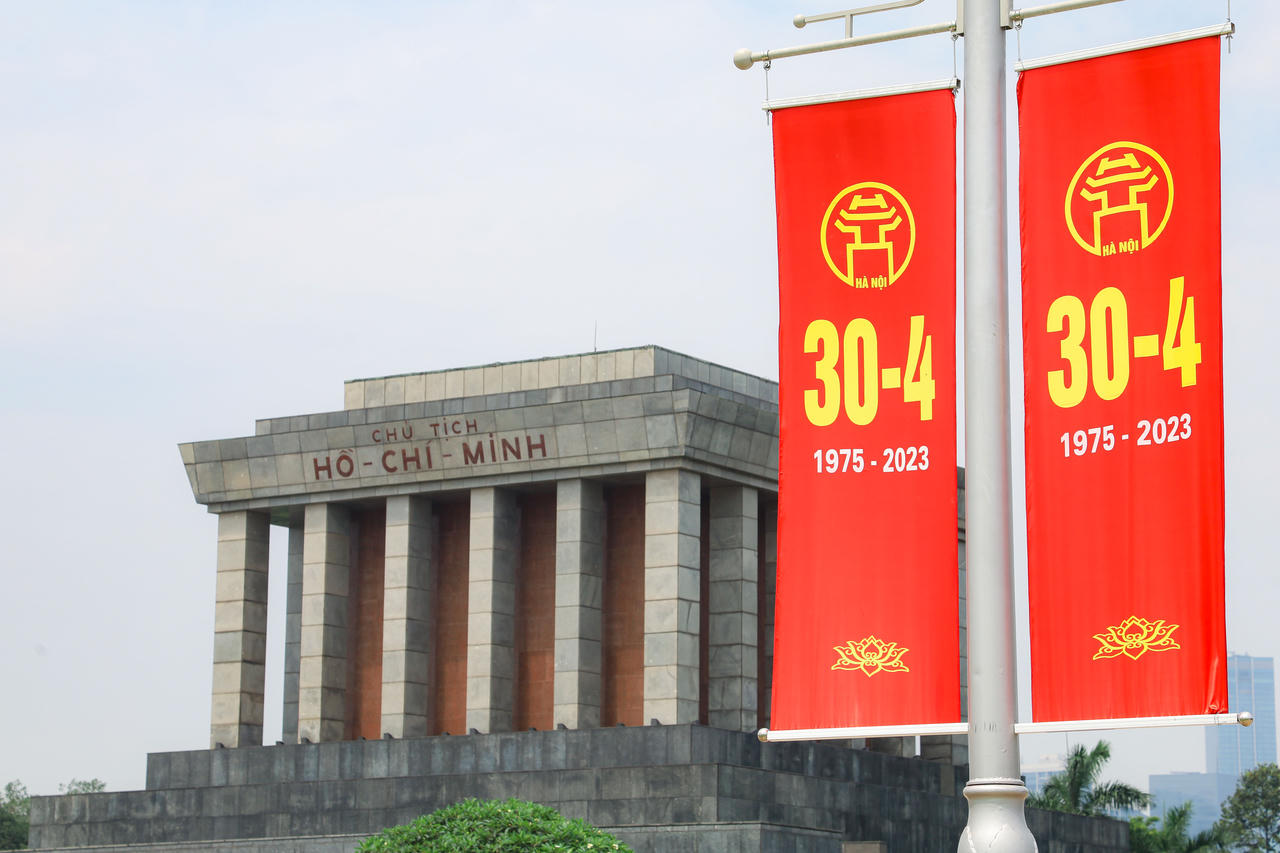 Đường phố Hà Nội rợp cờ hoa chào mừng lễ 30/4 và 1/5