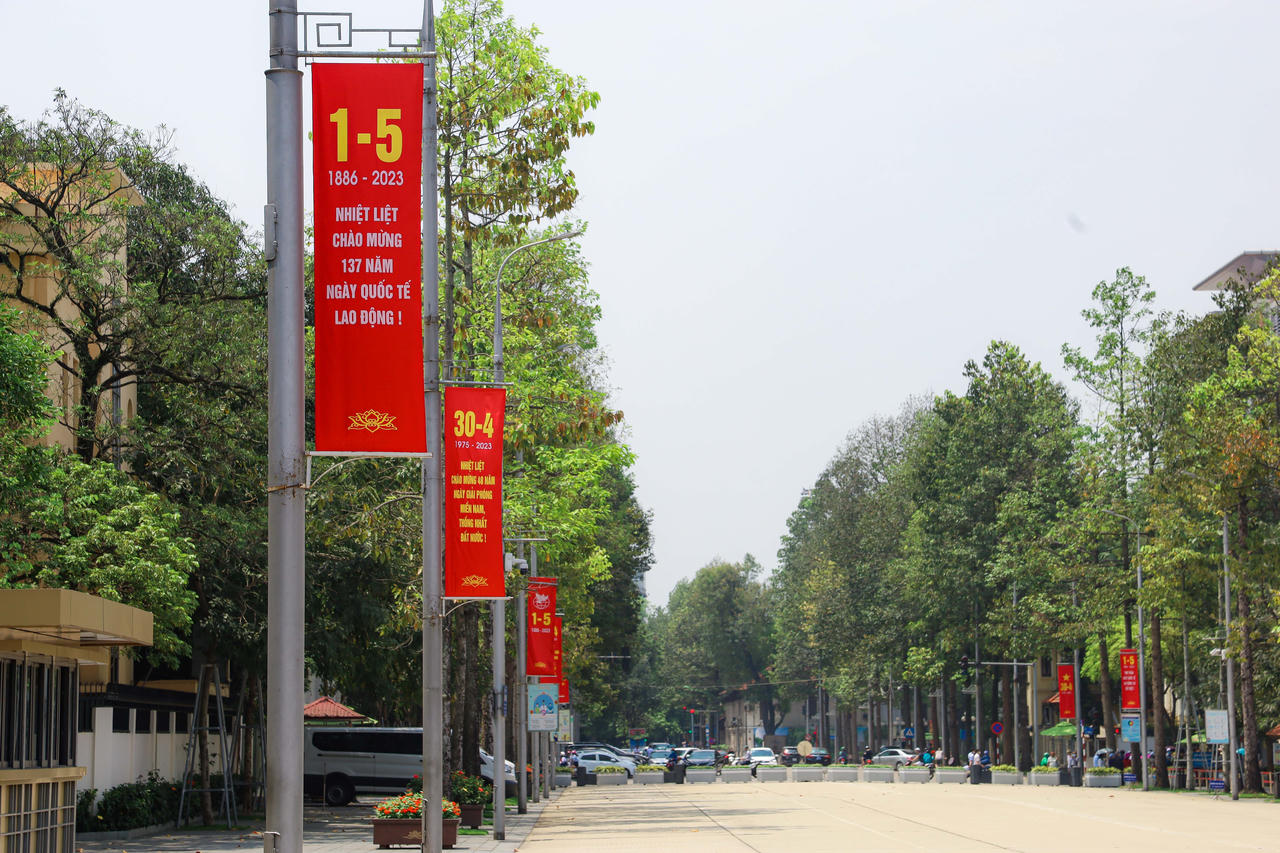 Đường phố Hà Nội rợp cờ hoa chào mừng lễ 30/4 và 1/5