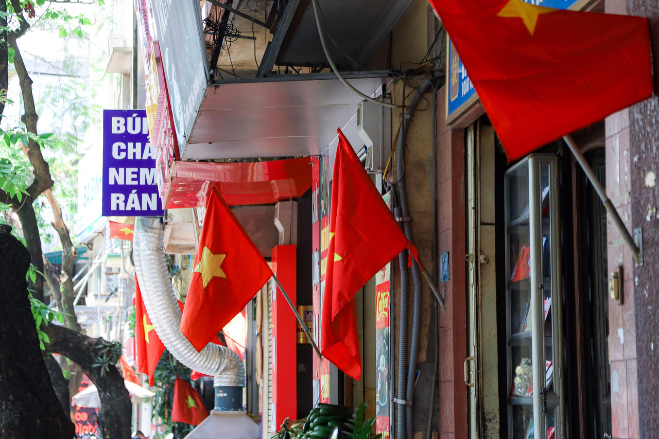 Đường phố Hà Nội rợp cờ hoa chào mừng lễ 30/4 và 1/5