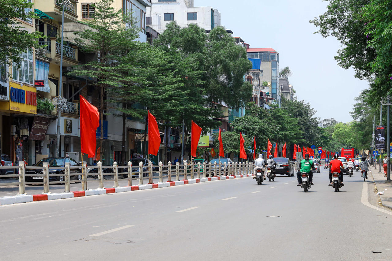 Đường phố Hà Nội rợp cờ hoa chào mừng lễ 30/4 và 1/5
