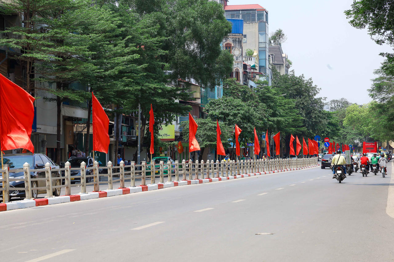 Đường phố Hà Nội rợp cờ hoa chào mừng lễ 30/4 và 1/5