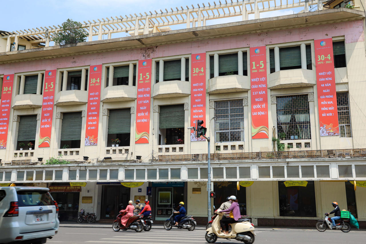 Đường phố Hà Nội rợp cờ hoa chào mừng lễ 30/4 và 1/5