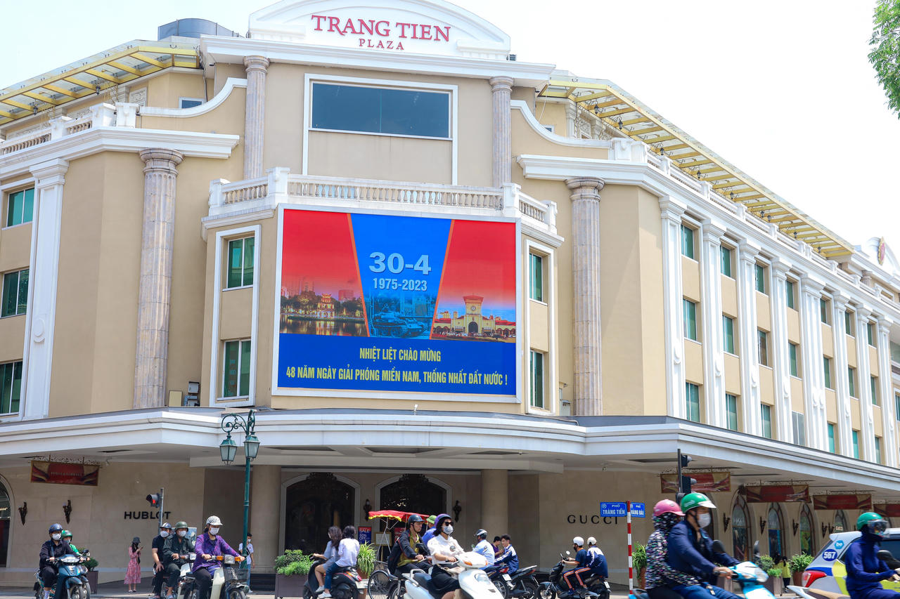 Đường phố Hà Nội rợp cờ hoa chào mừng lễ 30/4 và 1/5