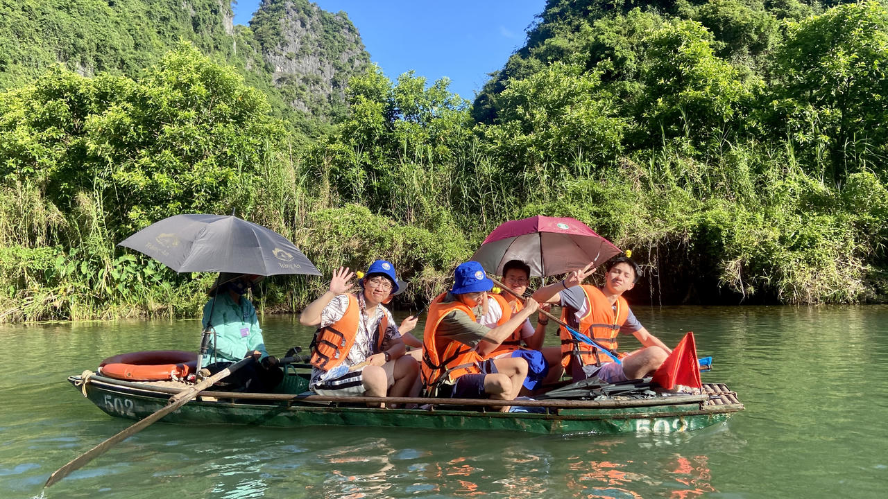 Thanh niên kiều bào tìm hiểu văn hóa, lịch sử và dâng hương tại Ninh Bình