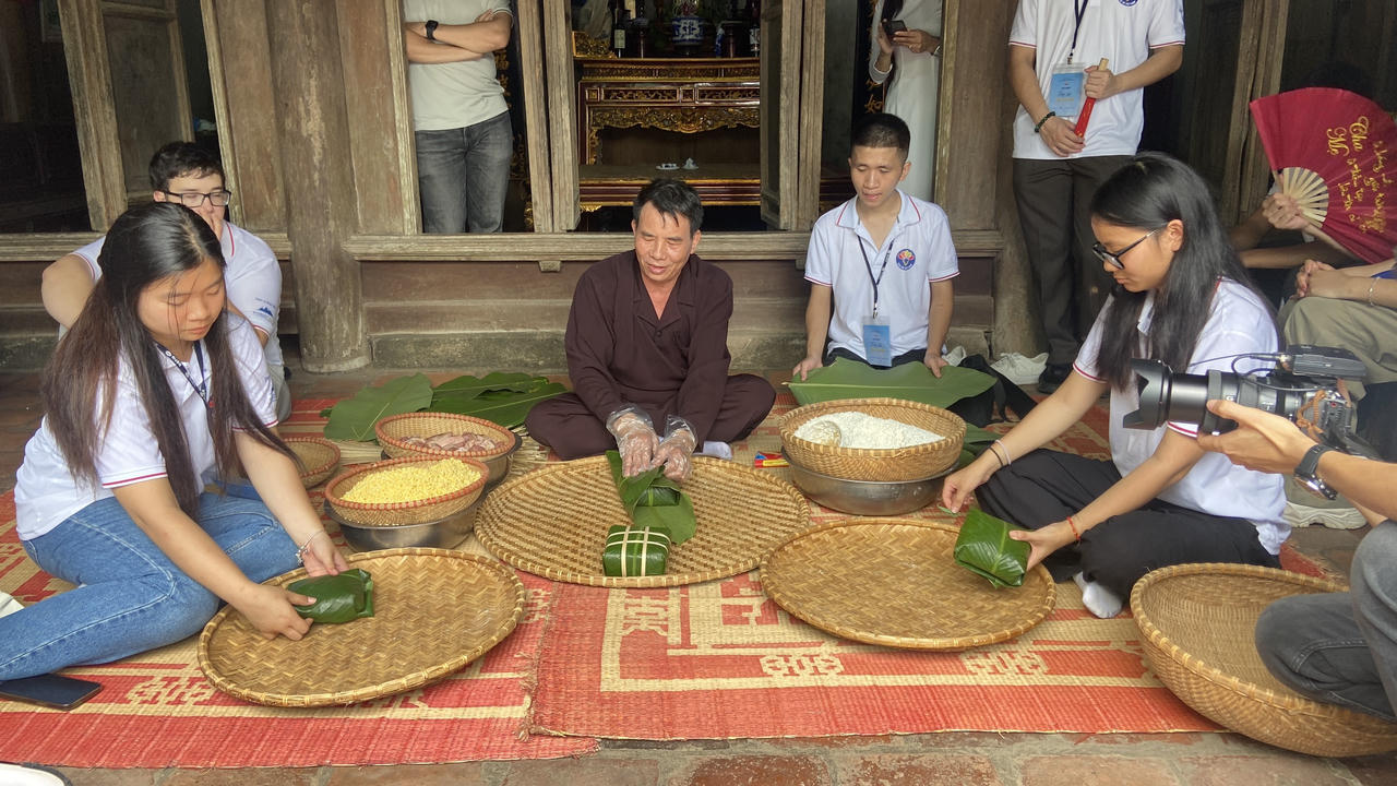 Thanh niên kiều bào tìm hiểu văn hóa, lịch sử và dâng hương tại Ninh Bình