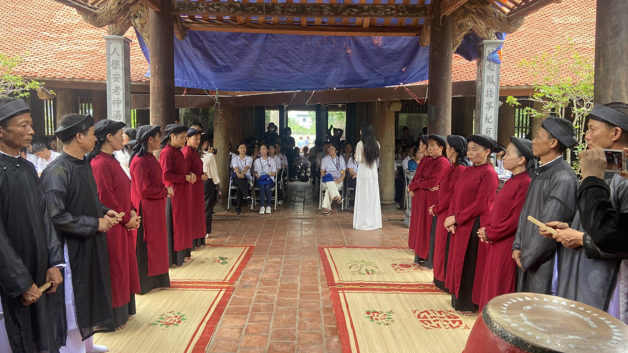 Thanh niên kiều bào tìm hiểu văn hóa, lịch sử và dâng hương tại Ninh Bình