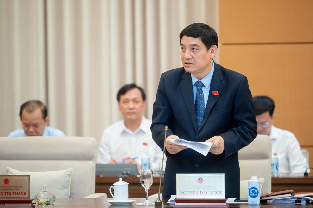 Quản lý chặt chẽ việc biên soạn, in ấn, phát hành, lựa chọn sách giáo khoa