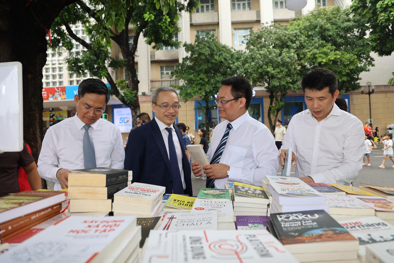 Phát động thanh toán không dùng tiền mặt trên địa bàn quận Hoàn Kiếm