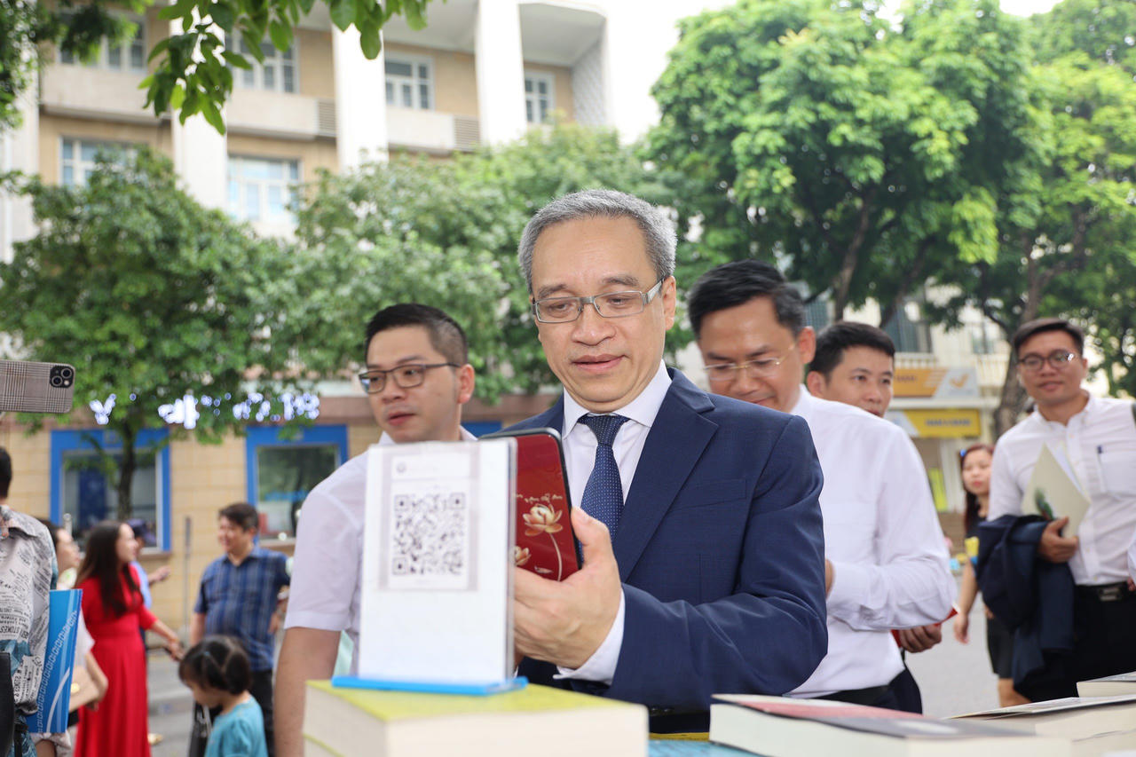 Phát động thanh toán không dùng tiền mặt trên địa bàn quận Hoàn Kiếm