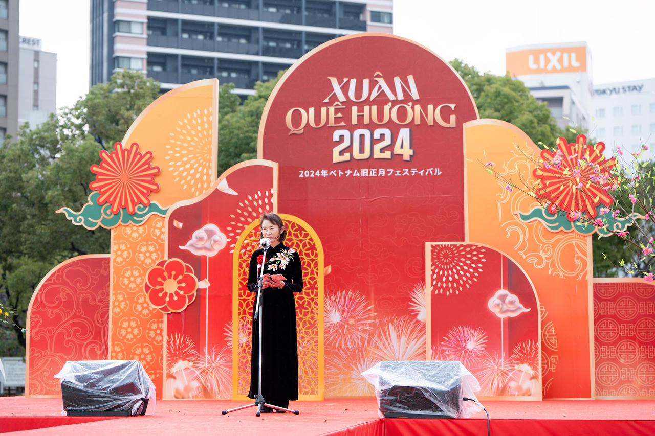 Xác lập kỷ lục số lượng người mặc Áo dài xếp hình bản đồ Việt Nam ở nước ngoài