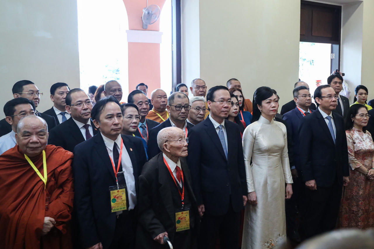 Chủ tịch nước Võ Văn Thưởng và Phu nhân cùng kiều bào dâng hương, thả cá tại Bến Nhà Rồng