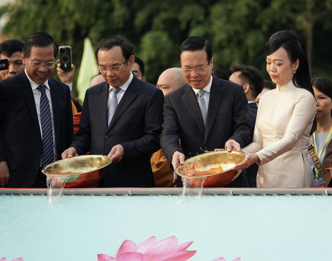 Chủ tịch nước Võ Văn Thưởng và Phu nhân cùng kiều bào dâng hương, thả cá tại Bến Nhà Rồng