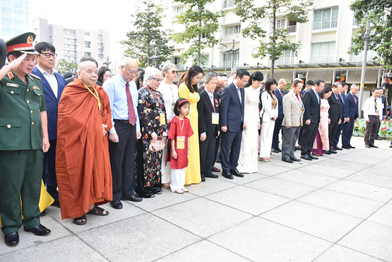 Chủ tịch nước Võ Văn Thưởng và Phu nhân cùng kiều bào dâng hương, thả cá tại Bến Nhà Rồng