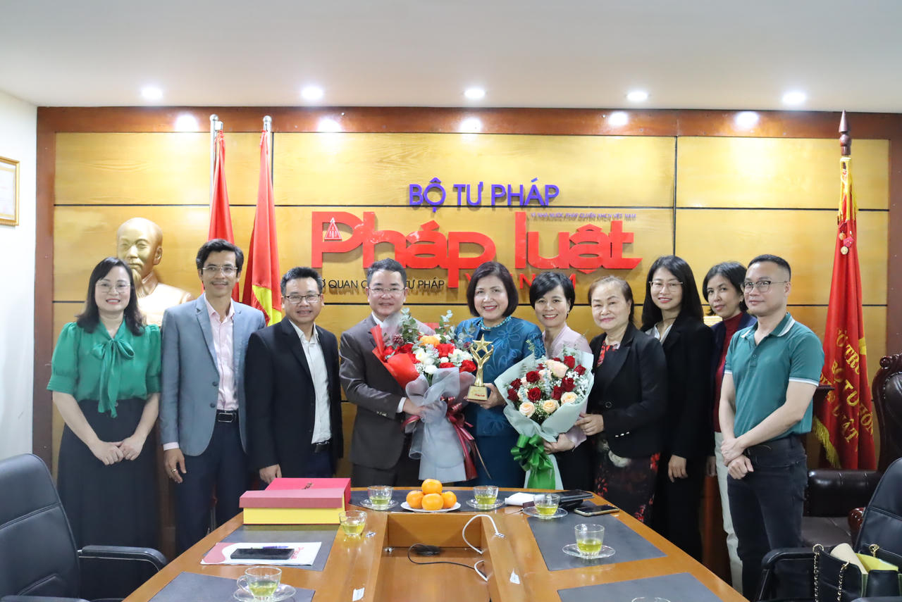 Trang trọng vinh danh Gương sáng Pháp luật Lê Thị Tuyết Mai