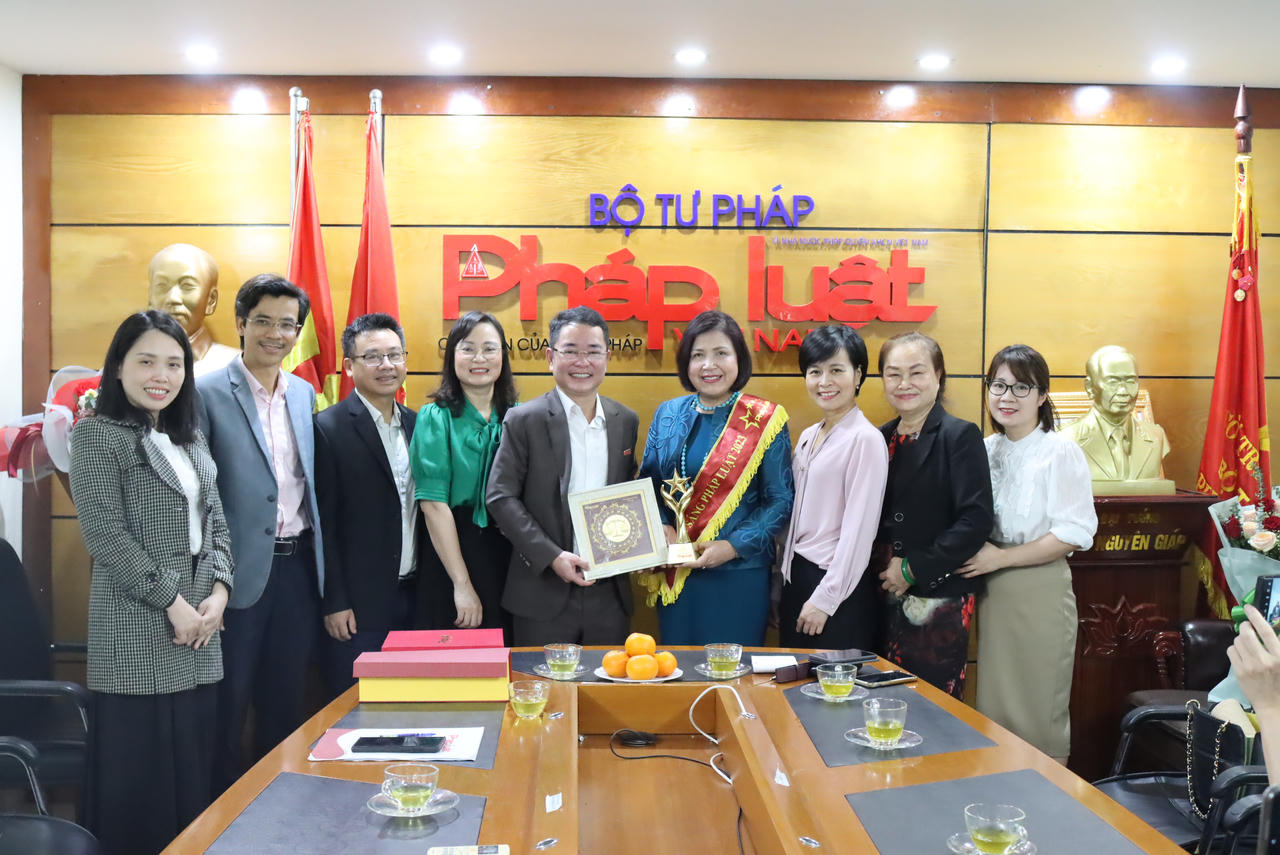 Trang trọng vinh danh Gương sáng Pháp luật Lê Thị Tuyết Mai