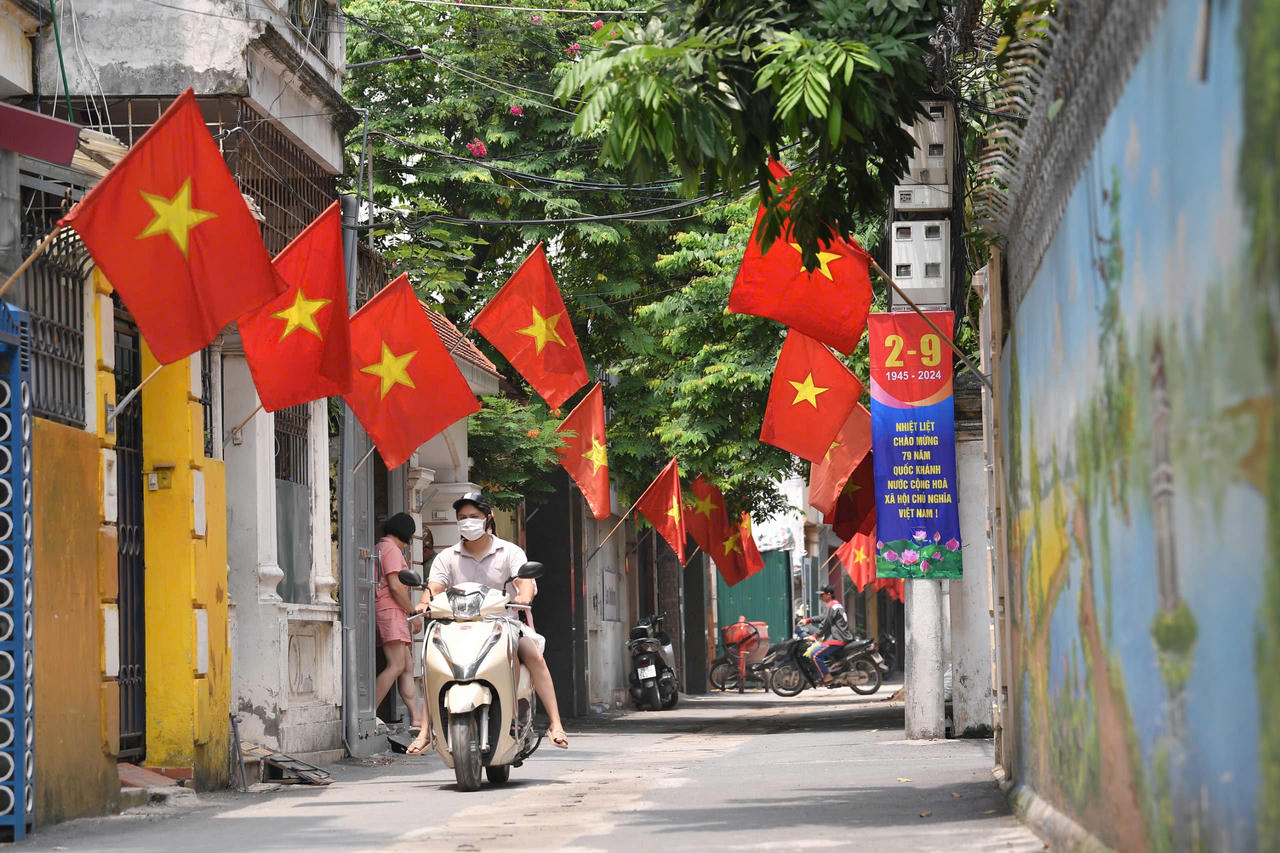 Hà Nội rực rỡ cờ hoa chào mừng Cách mạng Tháng Tám và Quốc khánh 2/9 