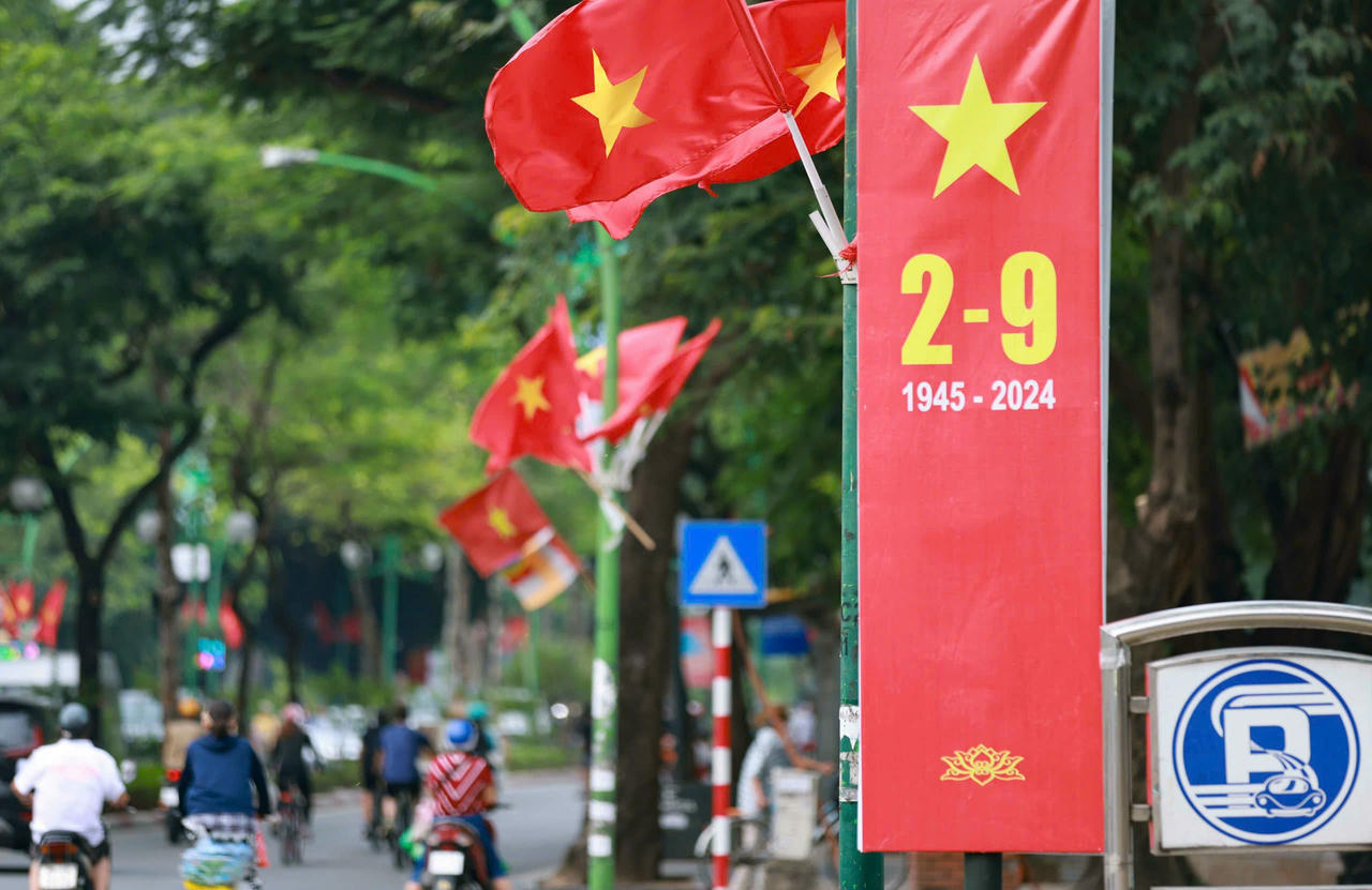 Hà Nội rực rỡ cờ hoa chào mừng Cách mạng Tháng Tám và Quốc khánh 2/9 
