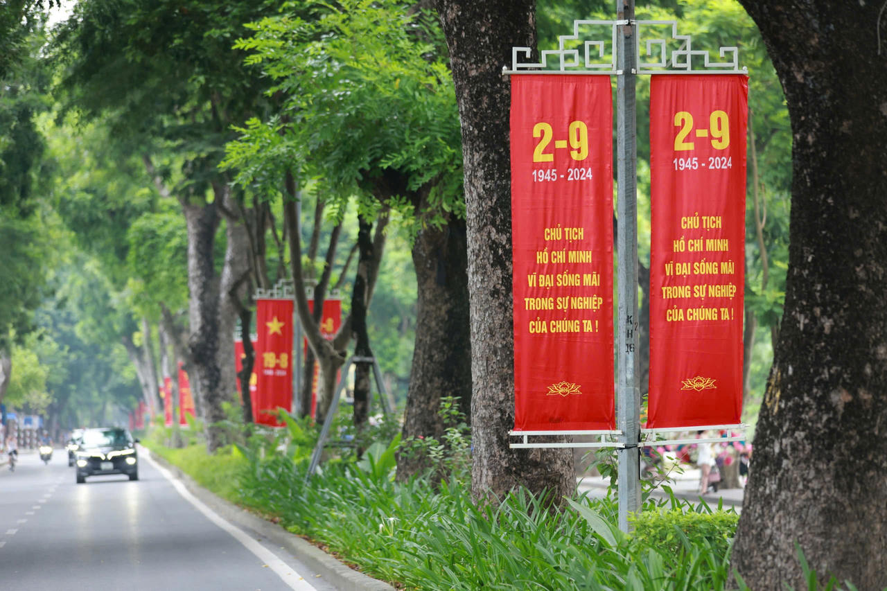Hà Nội rực rỡ cờ hoa chào mừng Cách mạng Tháng Tám và Quốc khánh 2/9 