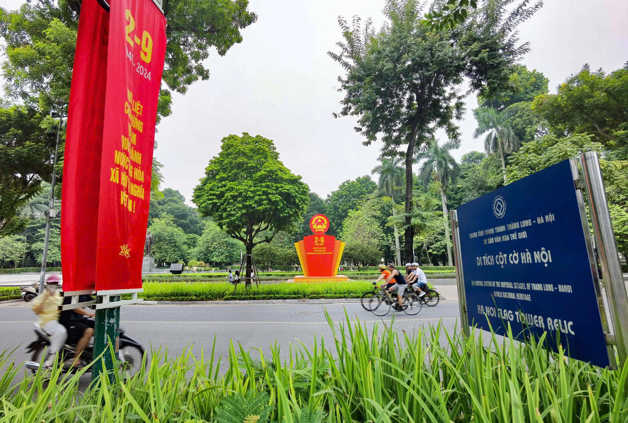 Hà Nội rực rỡ cờ hoa chào mừng Cách mạng Tháng Tám và Quốc khánh 2/9 