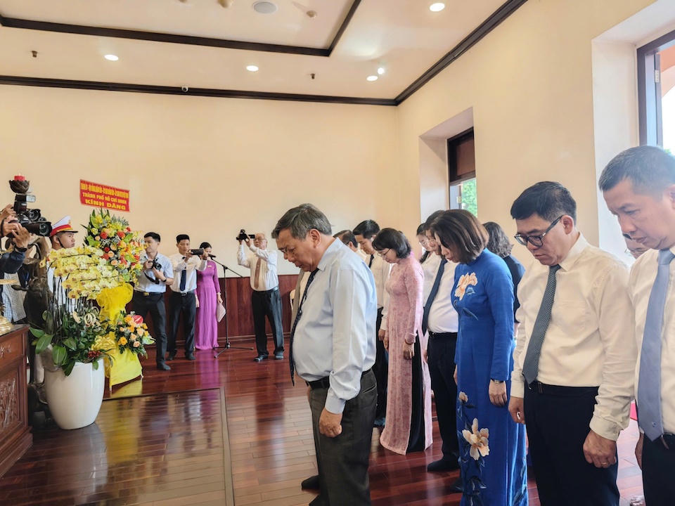 Đoàn đại biểu TP Hà Nội dâng hương, dâng hoa tưởng niệm Chủ tịch Hồ Chí Minh và Chủ tịch Tôn Đức Thắng