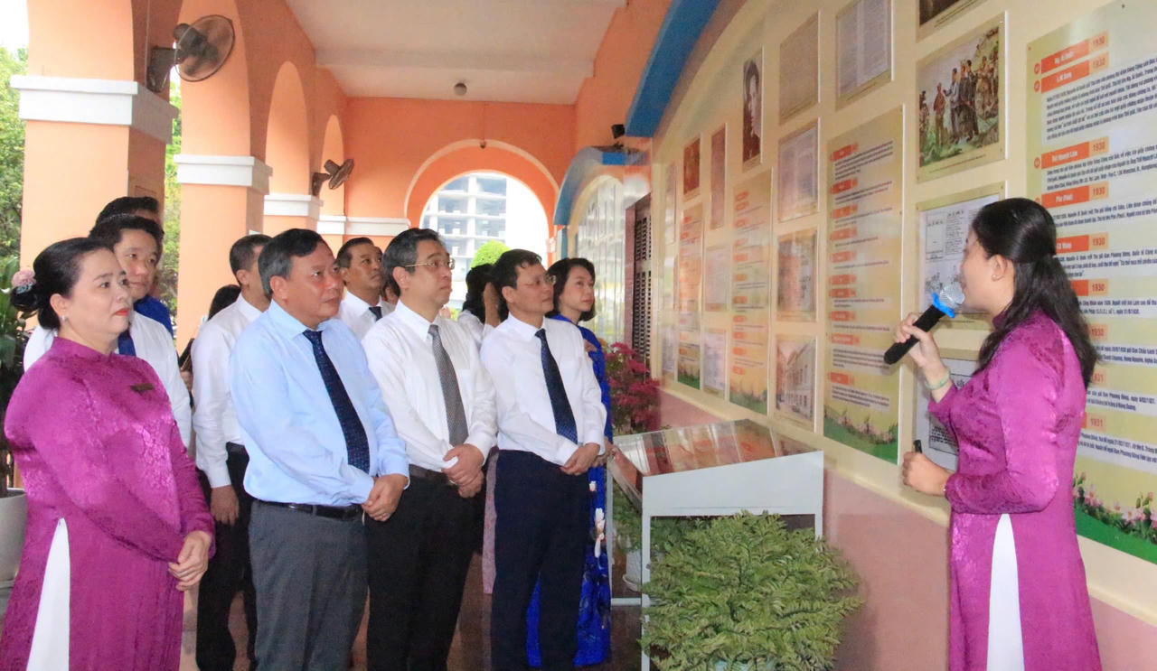 Đoàn đại biểu TP Hà Nội dâng hương, dâng hoa tưởng niệm Chủ tịch Hồ Chí Minh và Chủ tịch Tôn Đức Thắng