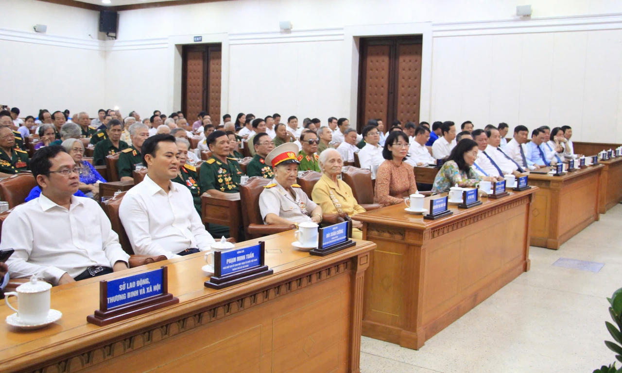 Lãnh đạo Hà Nội thăm, tặng quà gia đình chính sách, người có công tiêu biểu của TP Hồ Chí Minh