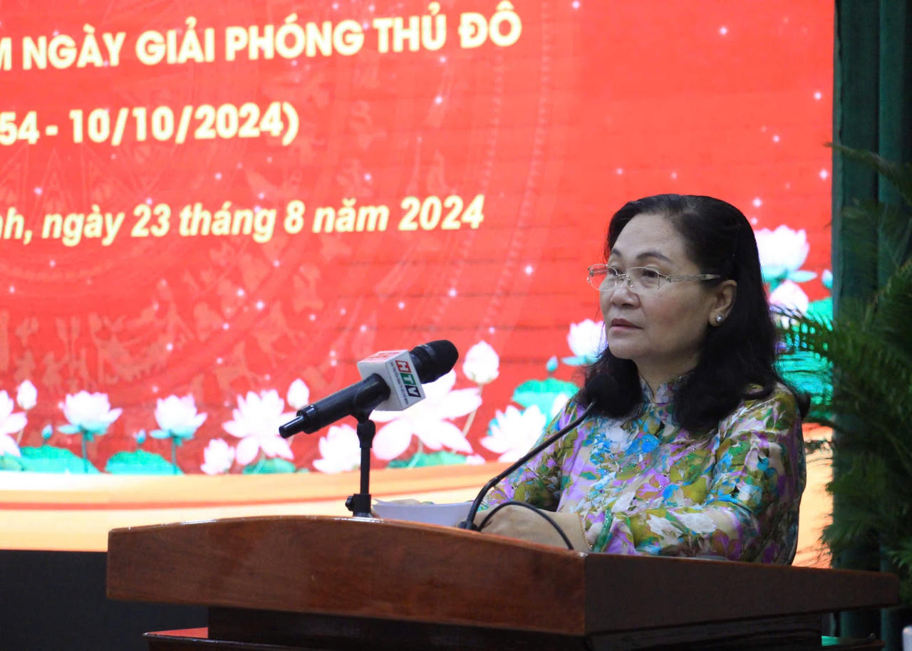 Lãnh đạo Hà Nội thăm, tặng quà gia đình chính sách, người có công tiêu biểu của TP Hồ Chí Minh