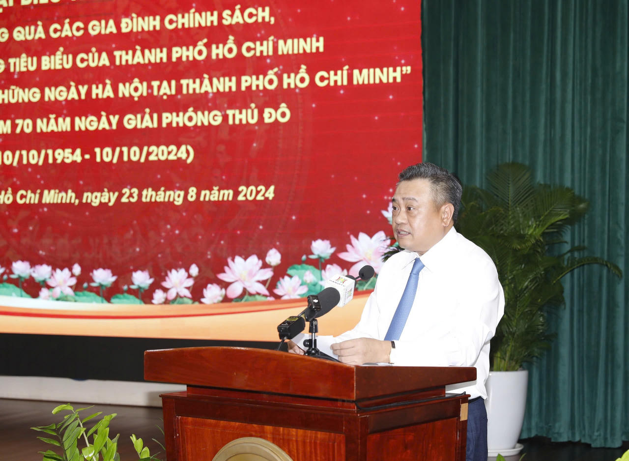 Lãnh đạo Hà Nội thăm, tặng quà gia đình chính sách, người có công tiêu biểu của TP Hồ Chí Minh