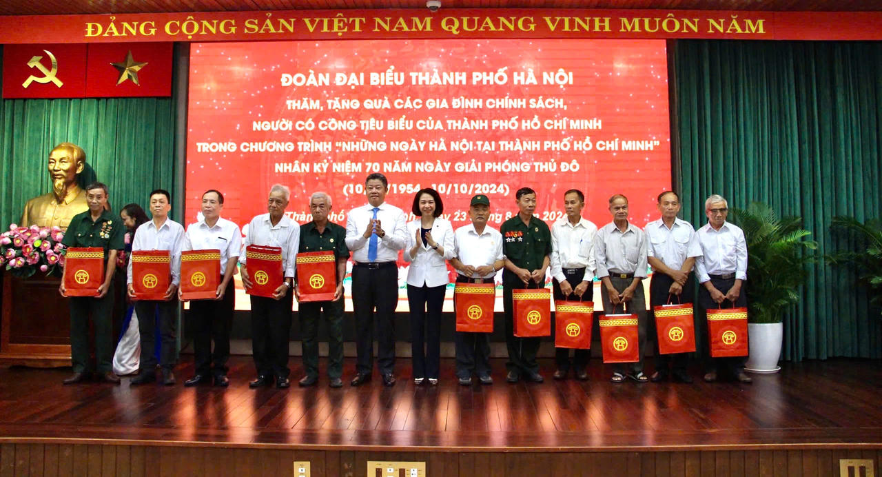 Lãnh đạo Hà Nội thăm, tặng quà gia đình chính sách, người có công tiêu biểu của TP Hồ Chí Minh