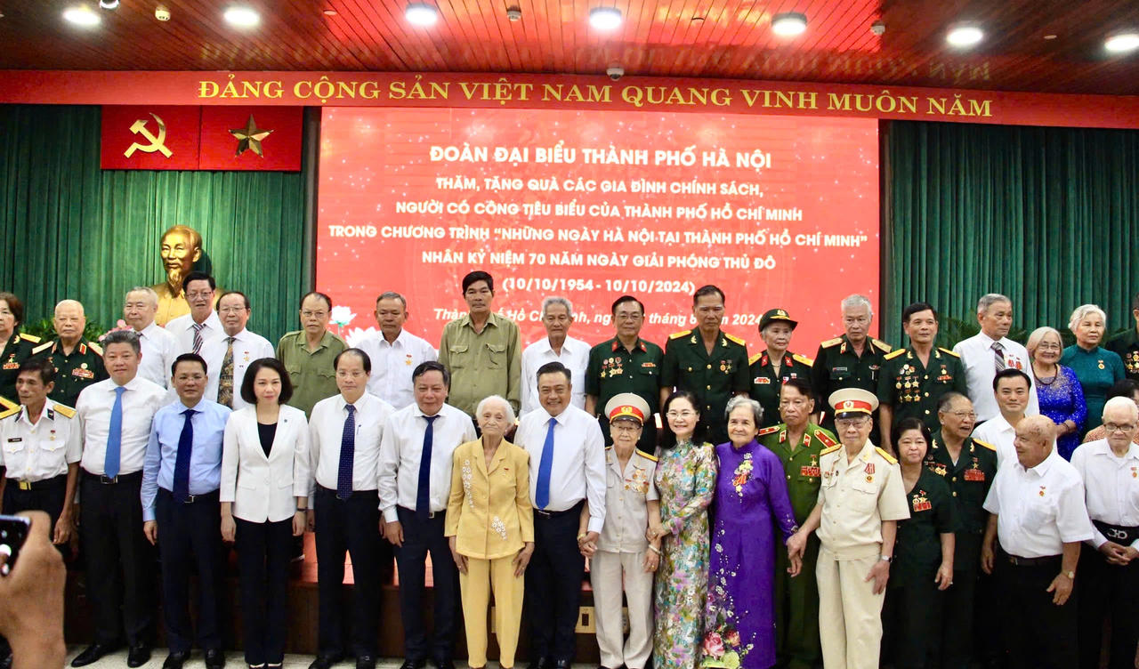 Lãnh đạo Hà Nội thăm, tặng quà gia đình chính sách, người có công tiêu biểu của TP Hồ Chí Minh