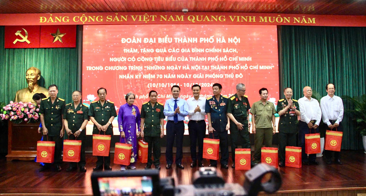 Lãnh đạo Hà Nội thăm, tặng quà gia đình chính sách, người có công tiêu biểu của TP Hồ Chí Minh