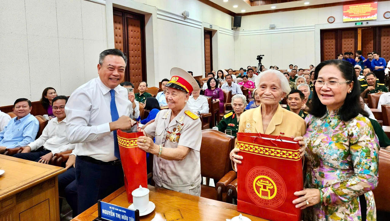 Lãnh đạo Hà Nội thăm, tặng quà gia đình chính sách, người có công tiêu biểu của TP Hồ Chí Minh
