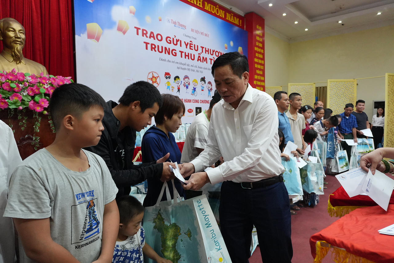 Hà Nội: Trao quà trung thu cho 300 trẻ khuyết tật, có hoàn cảnh đặc biệt khó khăn ở Mỹ Đức
