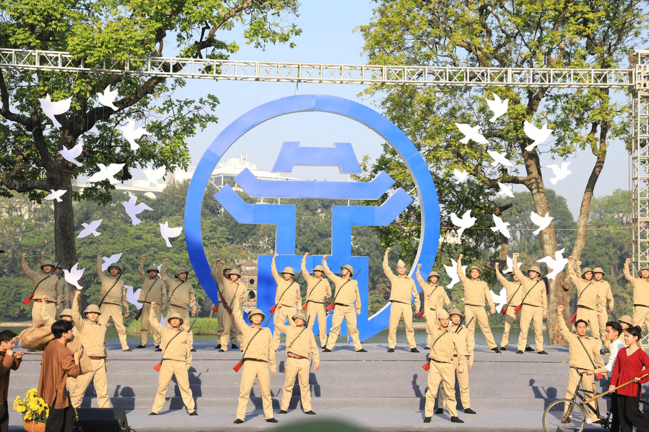 Tái hiện những mốc son lịch sử, tôn vinh bản sắc văn hóa vì hòa bình của Thủ đô