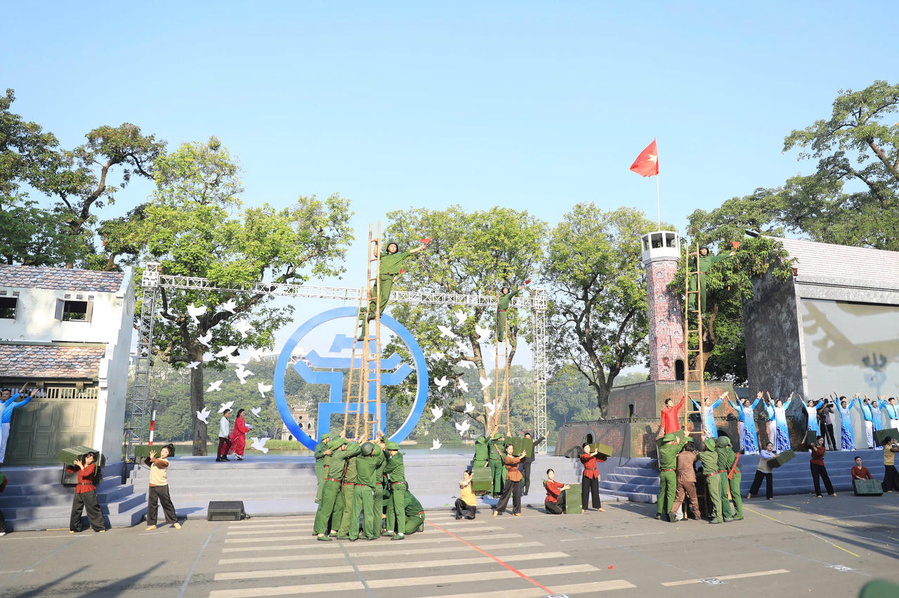 Tái hiện những mốc son lịch sử, tôn vinh bản sắc văn hóa vì hòa bình của Thủ đô