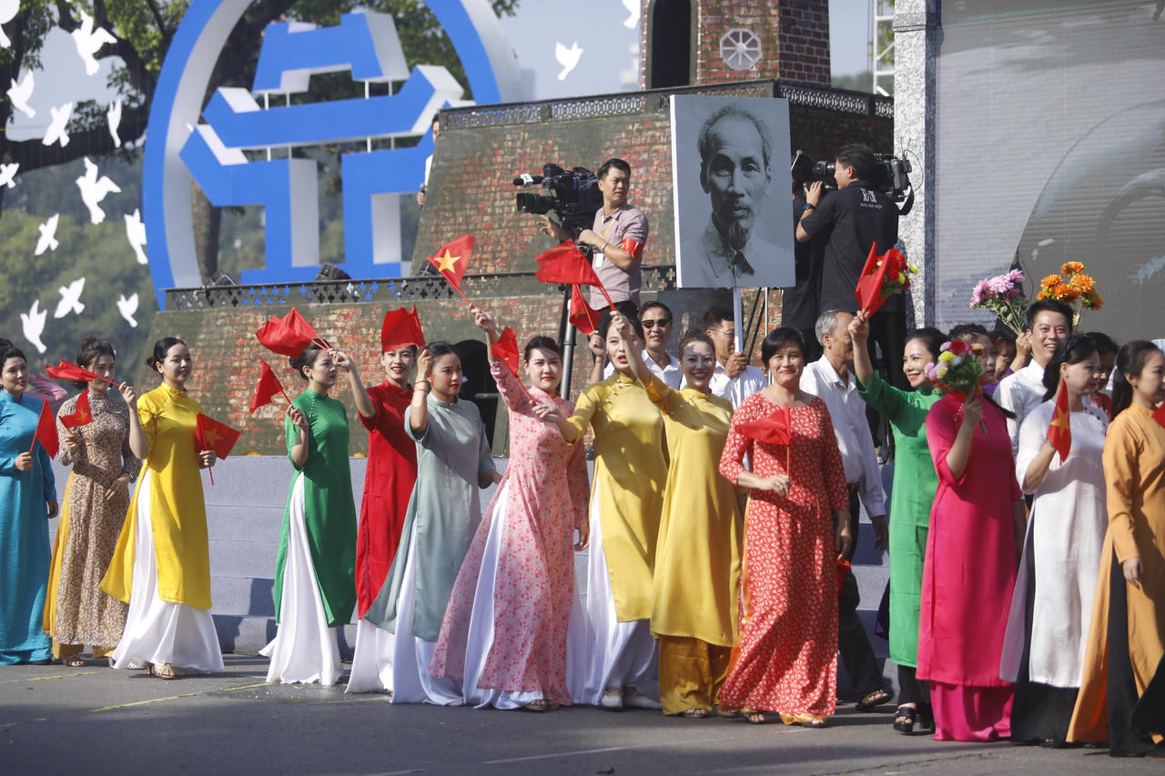 Tái hiện những mốc son lịch sử, tôn vinh bản sắc văn hóa vì hòa bình của Thủ đô