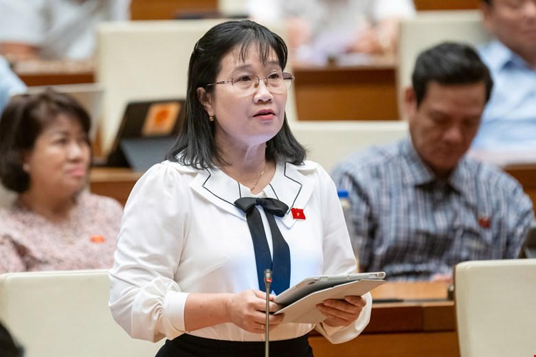 Đại biểu Nguyễn Hoàng Uyên phát biểu tại phiên họp. Ảnh: P.V.