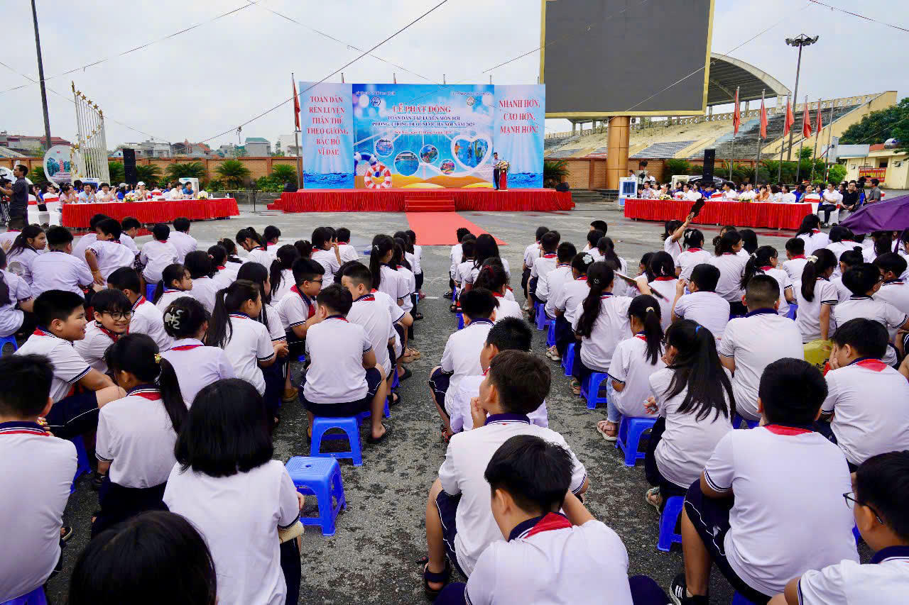 Gần 2.000 người dự phát động toàn dân tập bơi, phòng, chống đuối nước ở Hà Nội