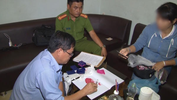 Bắt giữ đối tượng tàng trữ hơn 2000 viên ma tuý 