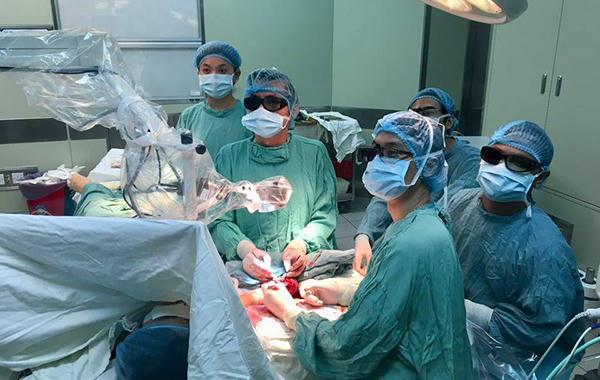 Cứu thành công bệnh nhân dập nát bàn tay nhờ ứng dụng kính vi phẫu Vtom3D