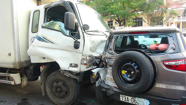 Ô tô tải ‘húc’ văng nhiều ô tô, xe máy chờ đèn đỏ