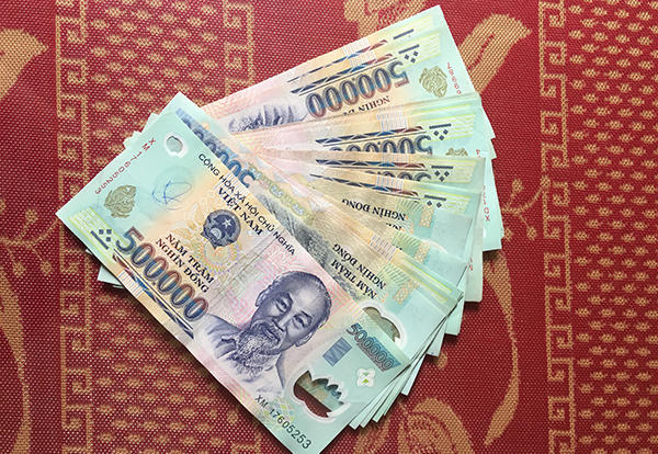 Nhặt được tiền tại khe ATM, nam thanh niên tìm người đánh mất