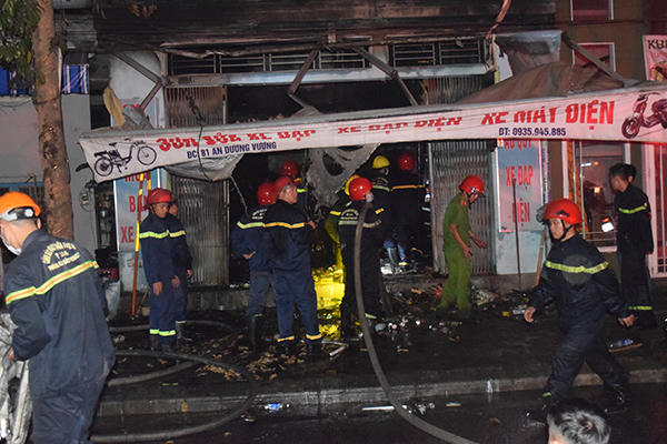 TT-Huế: Lãnh đạo Công an tỉnh thăm và hỗ trợ gia đình nạn nhân trong vụ cháy