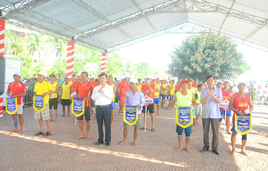 Tưng bừng Lễ hội đua thuyền truyền thống trên sông Nhật Lệ