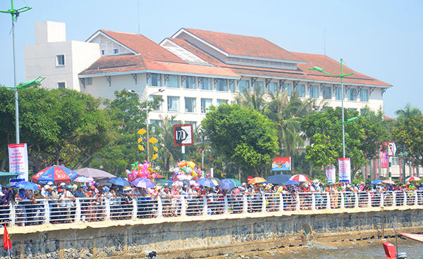 Tưng bừng Lễ hội đua thuyền truyền thống trên sông Nhật Lệ