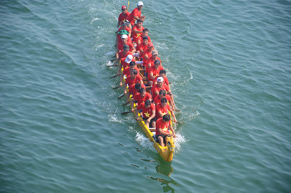 Tưng bừng Lễ hội đua thuyền truyền thống trên sông Nhật Lệ