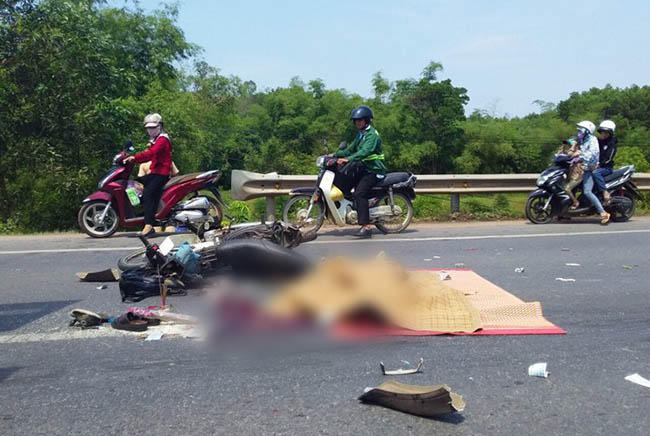 Ngã xuống đường sau va chạm, người đàn ông bị container cán tử vong