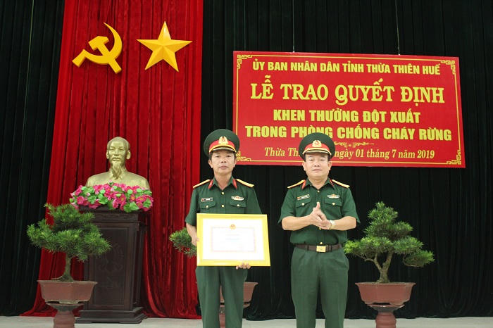 Khen thưởng 13 tập thể, cá nhân chữa cháy rừng ở Thừa Thiên Huế