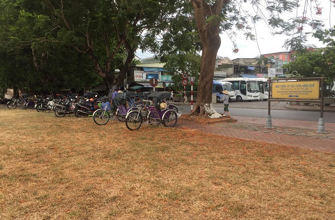 Sao lại để màu vàng cháy bao trùm ‘cửa ngõ’ du lịch Huế Xanh?